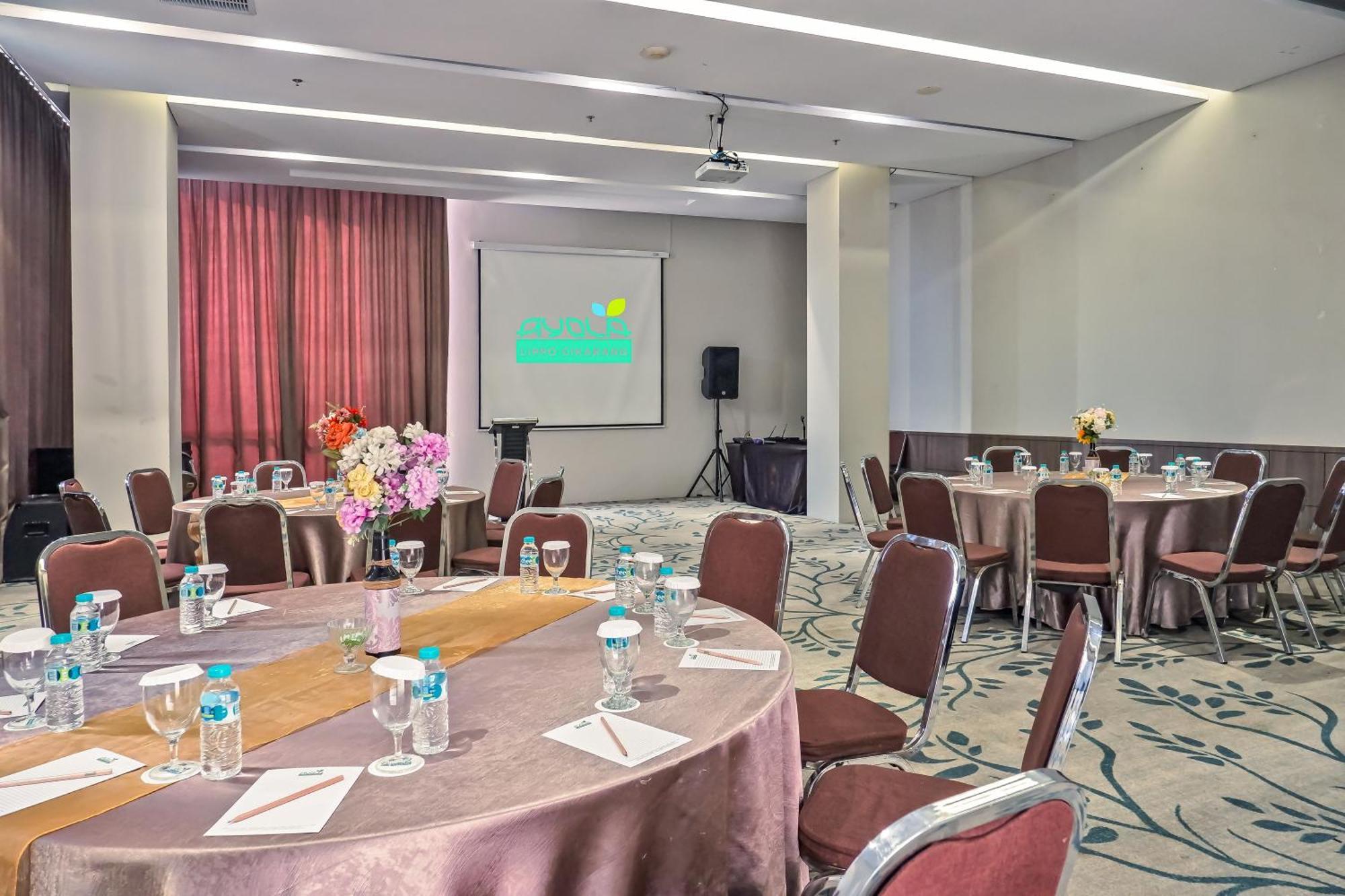 Hotel Ayola Lippo Чікаранґ Екстер'єр фото