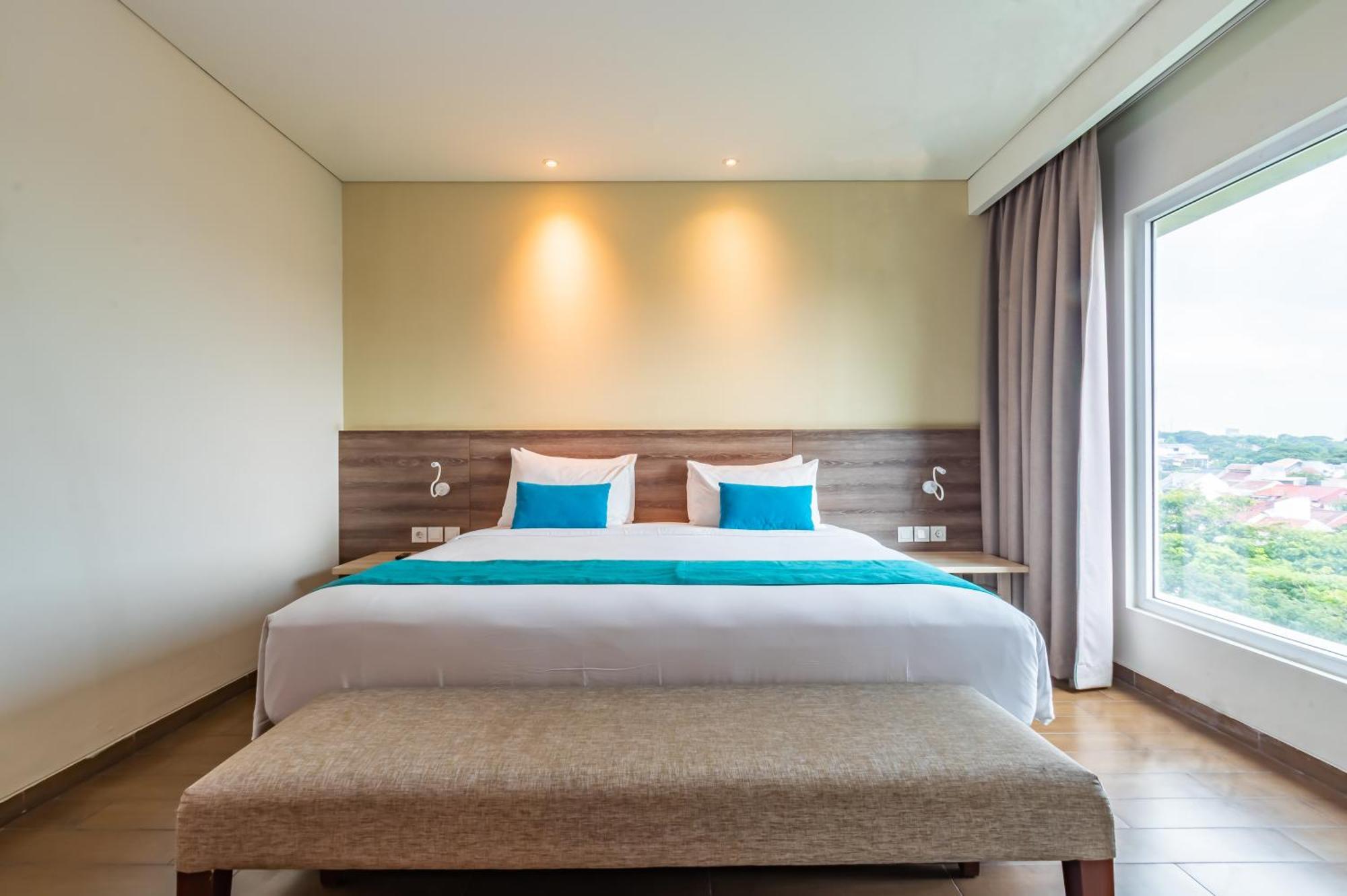 Hotel Ayola Lippo Чікаранґ Екстер'єр фото