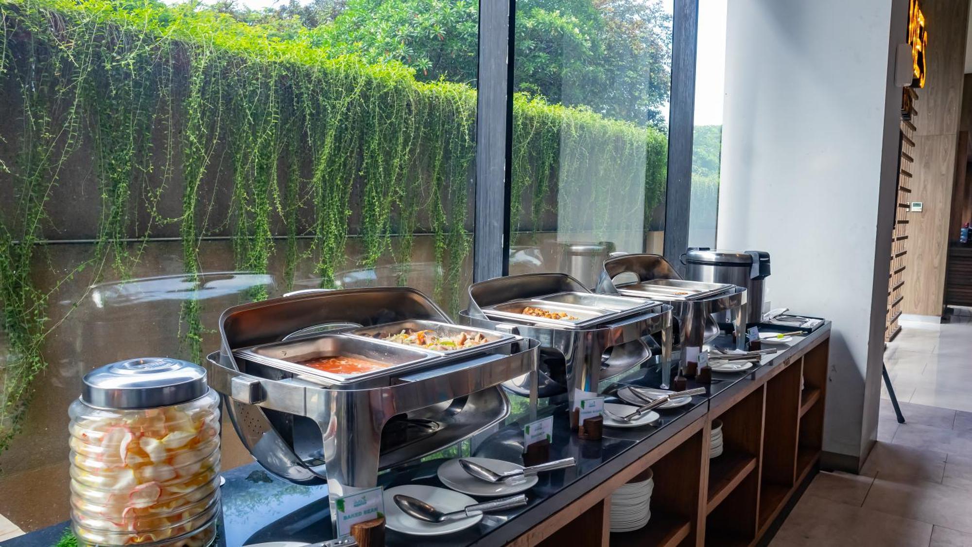 Hotel Ayola Lippo Чікаранґ Екстер'єр фото