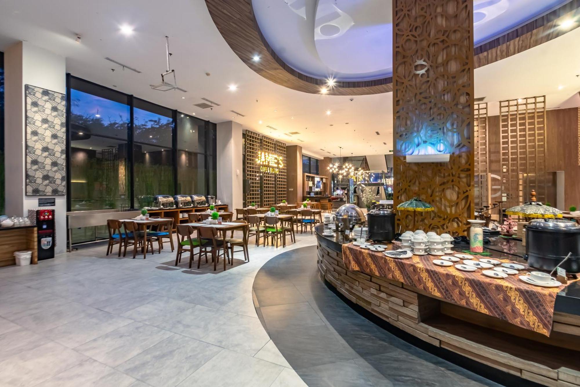 Hotel Ayola Lippo Чікаранґ Екстер'єр фото
