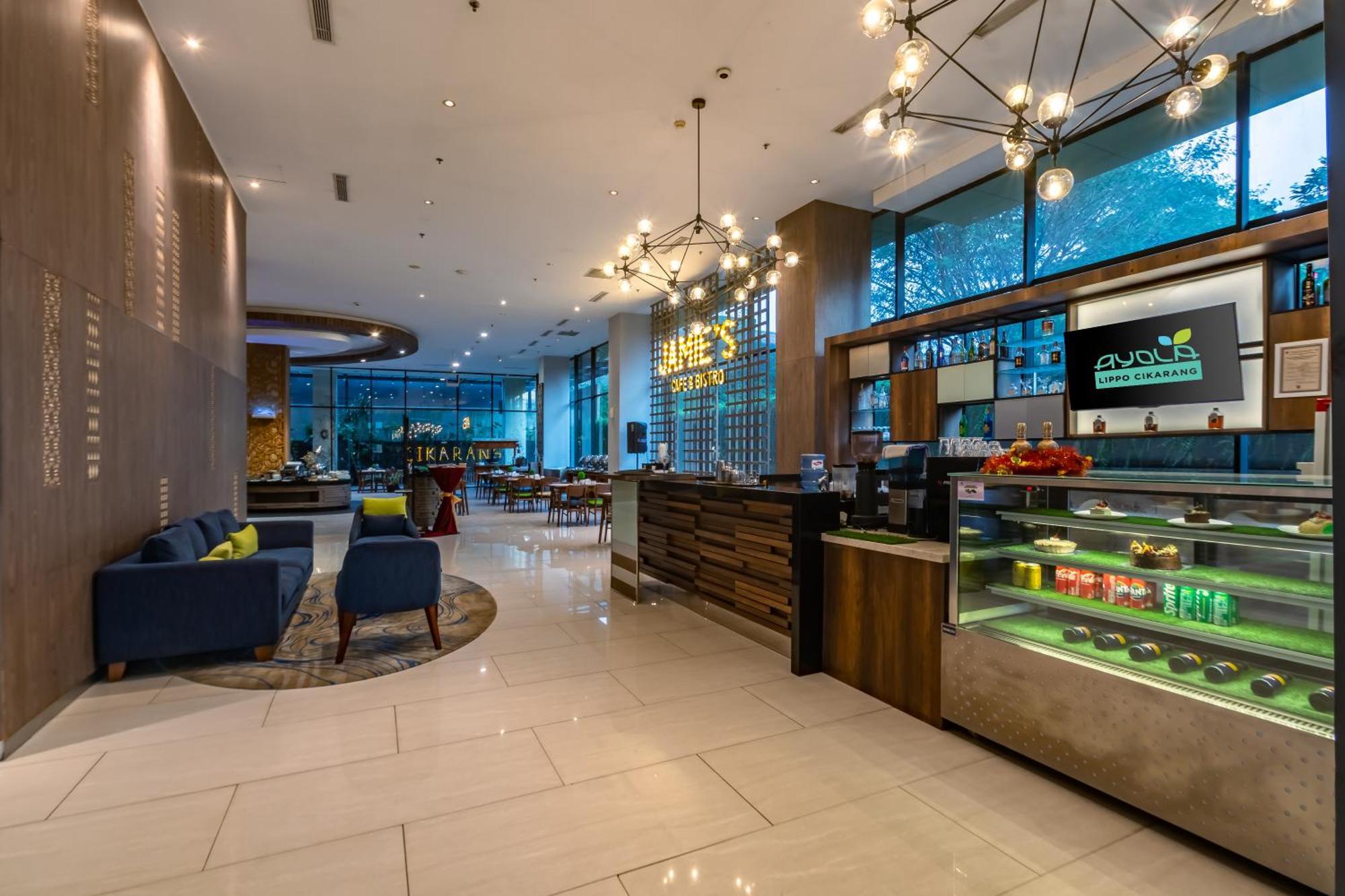 Hotel Ayola Lippo Чікаранґ Екстер'єр фото