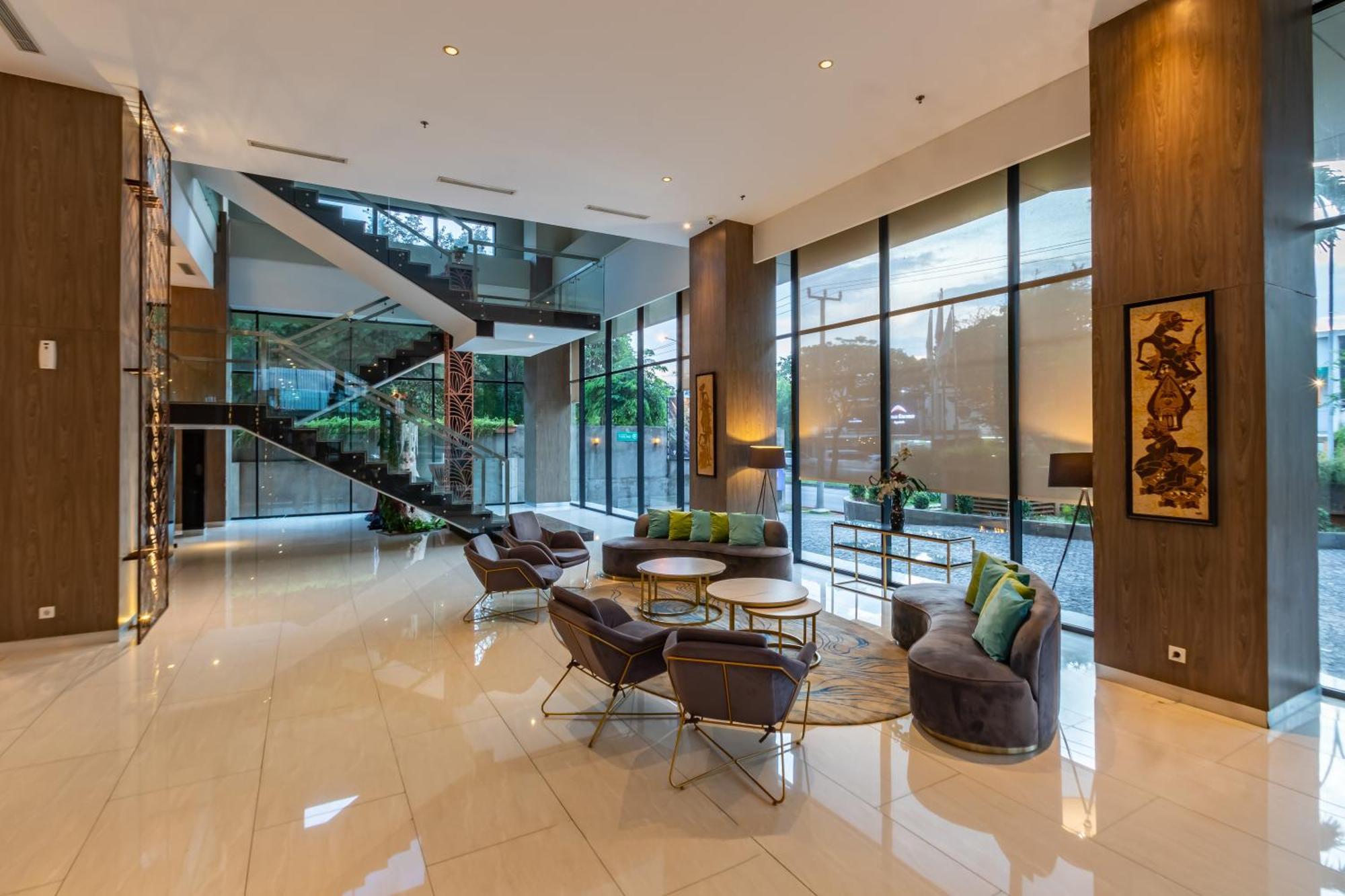 Hotel Ayola Lippo Чікаранґ Екстер'єр фото