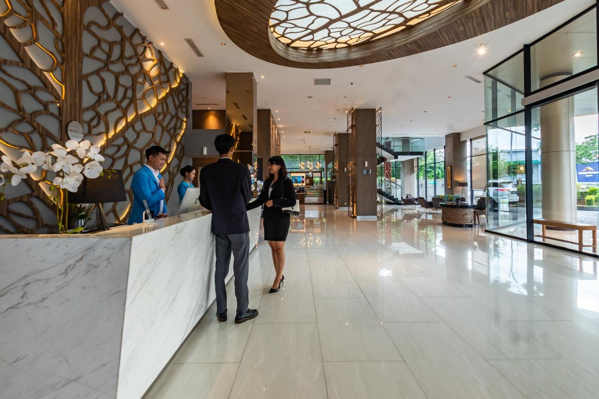 Hotel Ayola Lippo Чікаранґ Екстер'єр фото